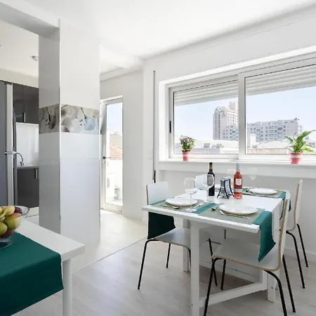 Konukevi Moreira's Past3